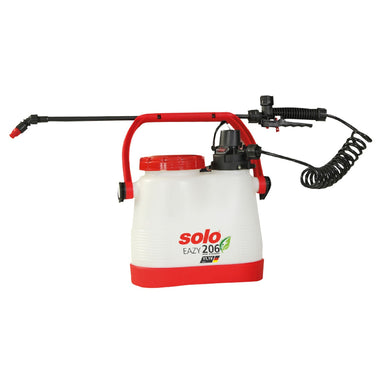 Solo Eazy 206Li 6-litre battery-operated garden sprayer with red and white tank, ergonomic handle, adjustable nozzle, and coiled hose for easy spraying. Designed for precise and efficient lawn, garden, and pest control applications.